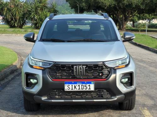 A versão Ultra da picape Fiat Strada vem com capota marítima de série - Fotos: Luiza Kreitlon / AutoMotrix