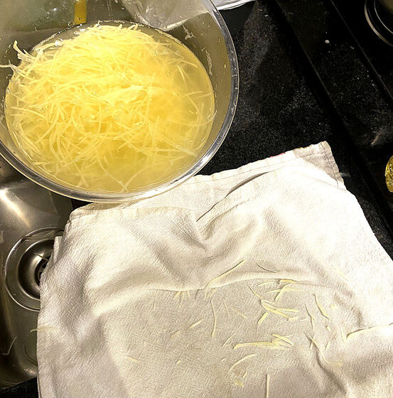 Tire as batatas palhas da água e seque com um pano antes de levar para a Air Fryer