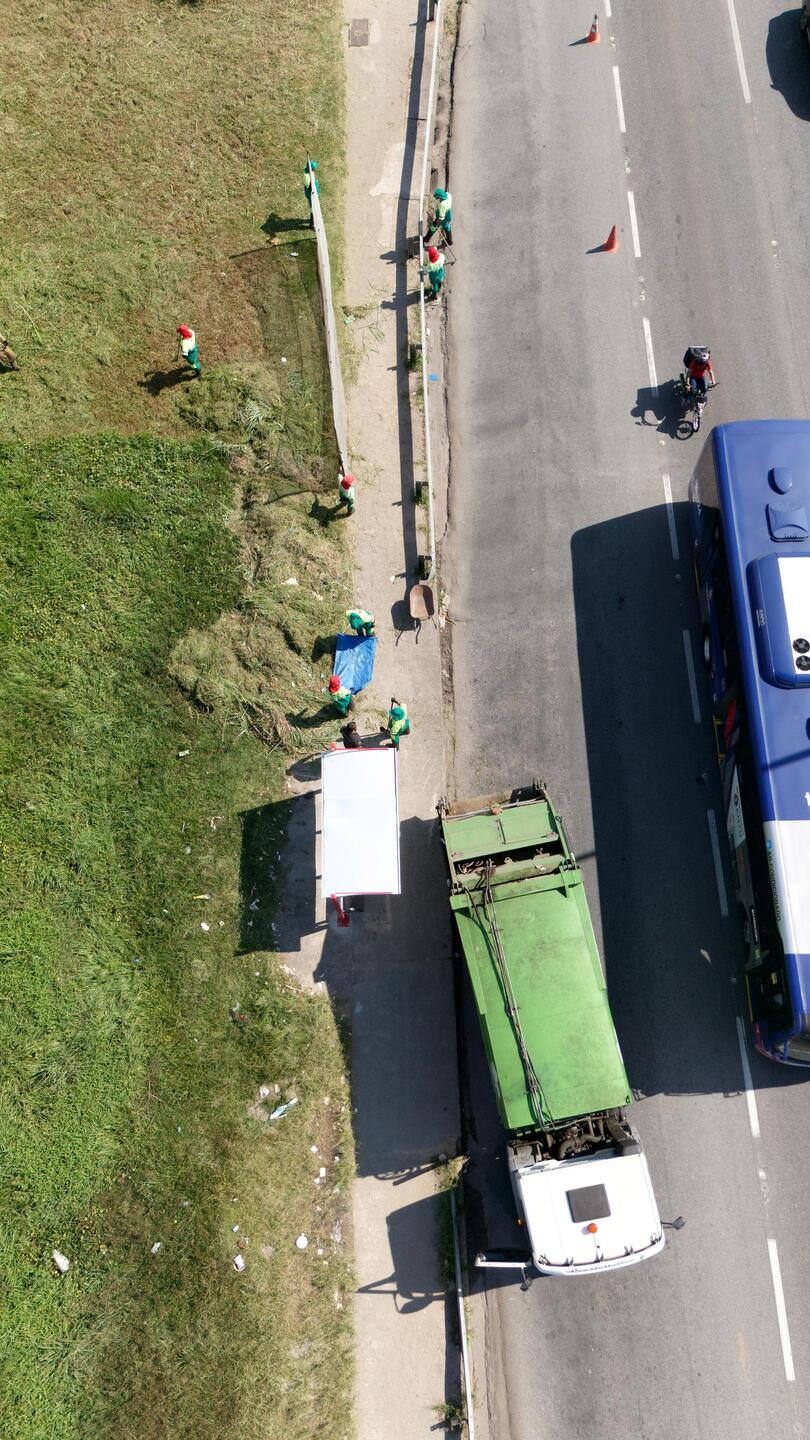 Serviço de capinagem e manutenção foram realizados na Avenida Aprígio Bezerra da Silva