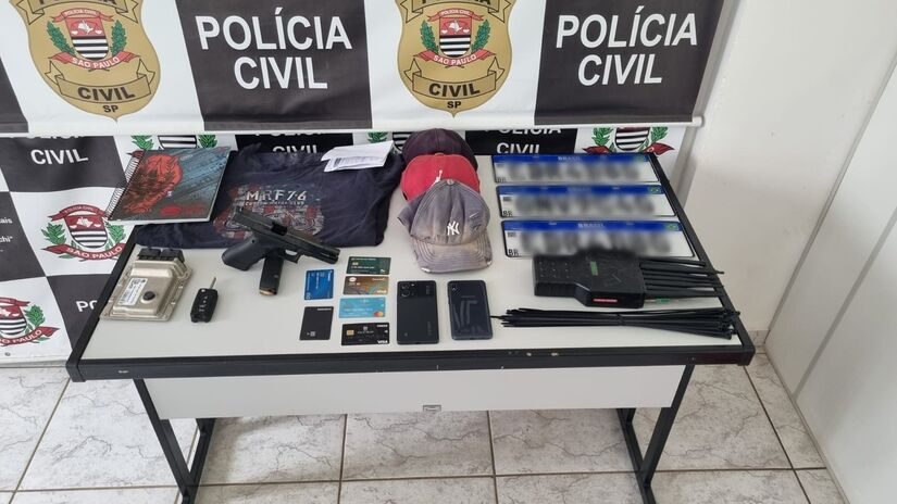 Celulares, bloqueadores de sinais e placas de veículos também foram encontradas pelos policiais