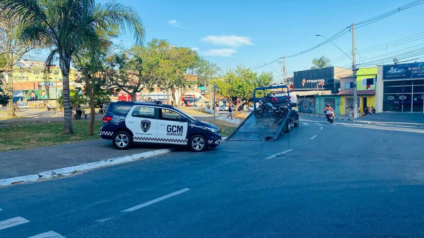 GCM apreende 18 veículos, prende dois por embriaguez e fecha três adegas em Guarulhos