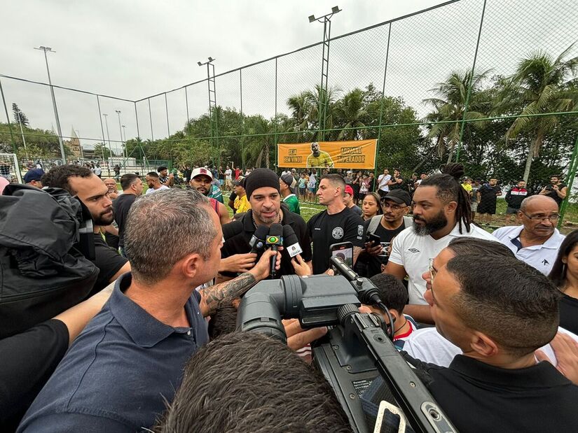 Adriano Imperador durante inauguração de campo em Cubatão/Divulgação/PMC