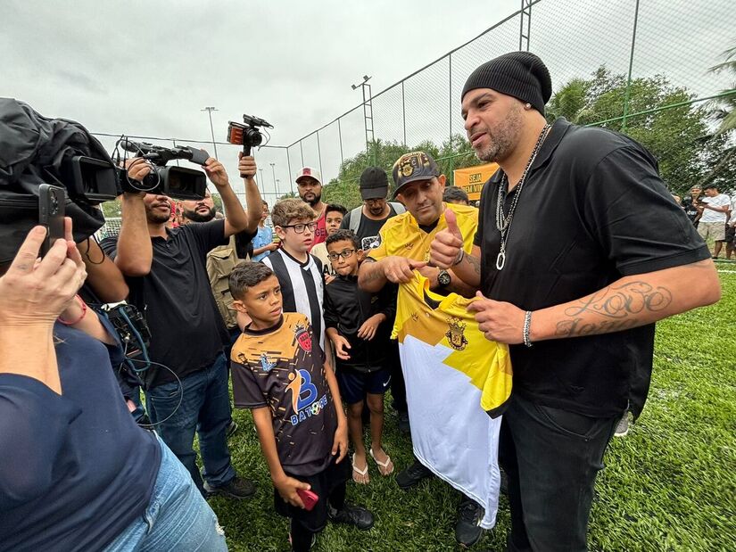 Adriano Imperador durante inauguração de campo em Cubatão/Divulgação/PMC