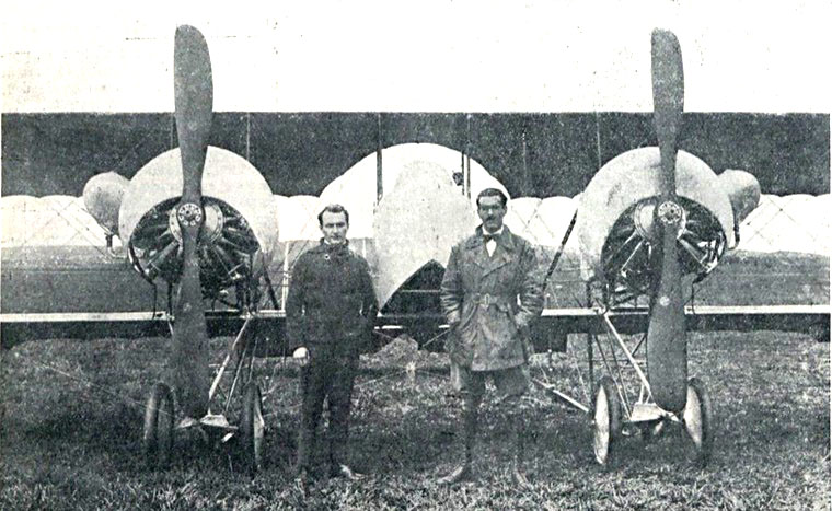 Os aviadores Edu Chaves e Roberto Thierry junto ao avião São Paulo no aeródromo do Guapira, São Paulo. Reprodução/Jornal A Cigarra