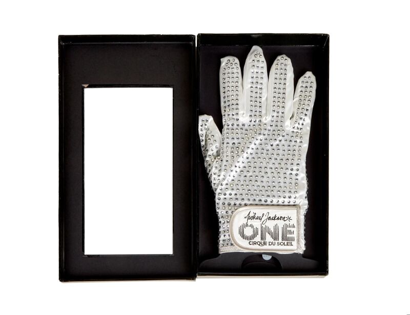 Uma luva iluminada do espetáculo Michael Jackson ONE do Cirque du Soleil, de 2013, enfeitada com strass e quatro padrões de iluminação distintos /Divulgação da coleção pessoal de Rick Ross