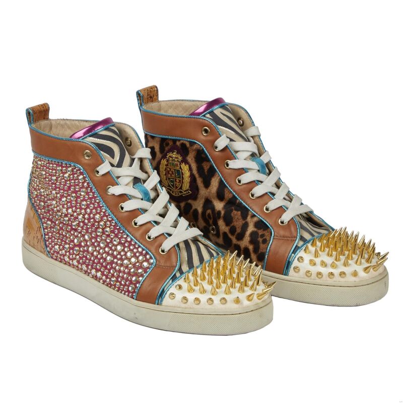 Tênis Christian Louboutin Orlato, feitos de camurça adornada com cristais multicoloridos, pele de bezerro e couro /Divulgação da coleção pessoal de Rick Ross