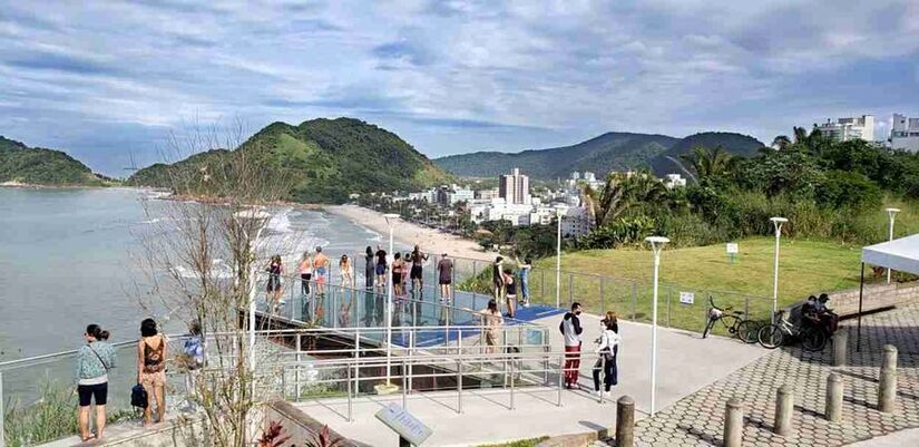 O Mirante das Galhetas tem piso de vidro suspenso a 45 metros do nível do mar. / Foto: Divulgação/PMG