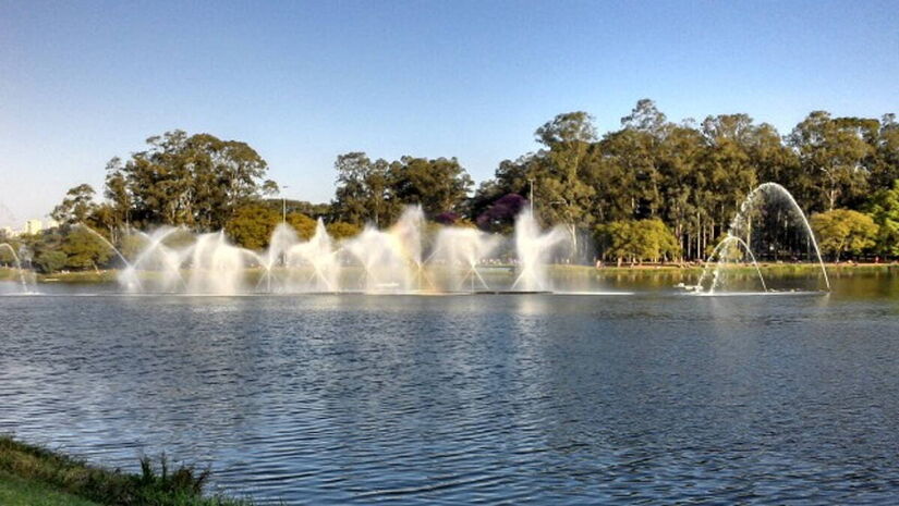 Um dos lugares mais tradicionais do Parque Ibirapuera é a sua fonte, que recebe projeções coloridas em meio à água e fica iluminada à noite / Foto: Divulgação