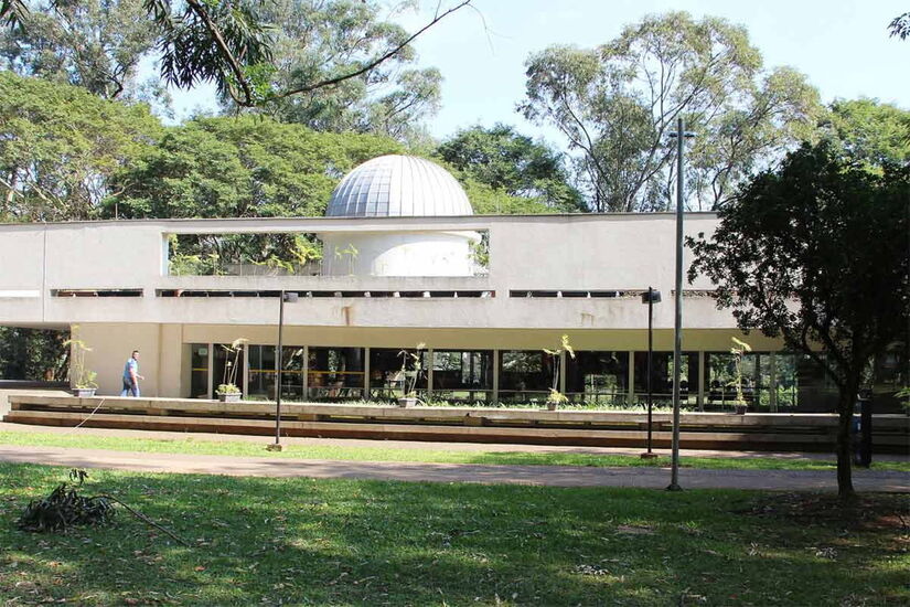 Localizada no portão 10, a Escola de Astrofísica tem cursos de duração de seis meses. / Foto: Divulgação