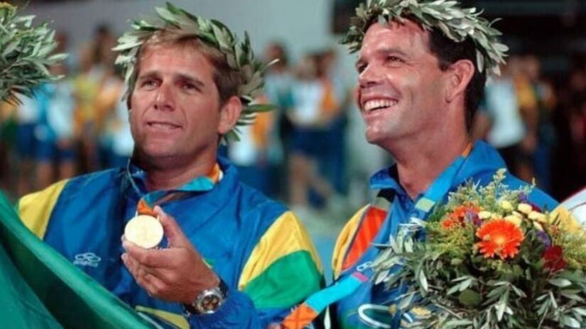 Bruno Ferreira e Torben Grael com a medalha de ouro em 1996. / Foto: Divulgação / Instagram @tgrael