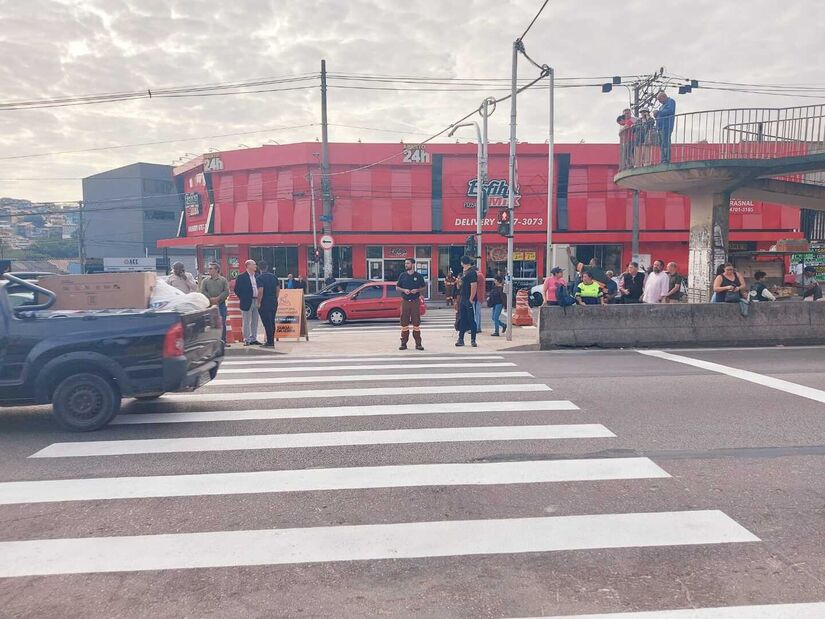 Moradores de Taboão da Serra e região atravessando o cruzamento no segundo complexo semafórico da avenida Aprígio Bezerra da Silva nesta quinta-feira. Fotos: Rose Santana/ Portal O Taboanense 