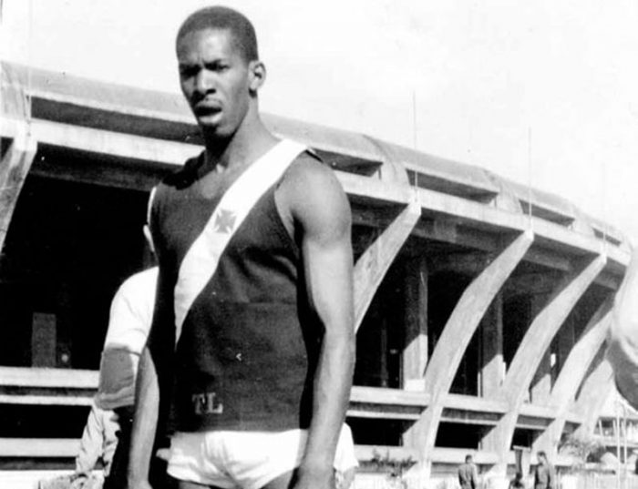 Adhemar Ferreira da Silva foi novamente ouro em 1956, quando já era atleta do Vasco. O Cruz-Maltino é o líder isolado do ranking, com 40 medalhas no total, sendo 9 de ouro - (Foto: Reprodução/Site vasco da Gama)