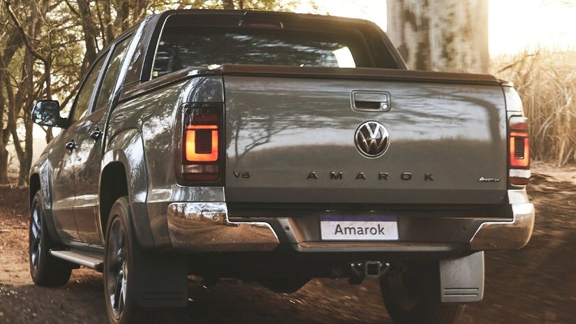 Na traseira, são inéditos o para-choque, as lanternas, o emblema da marca alemã e o posicionamento do nome "Amarok", inscrito na parte central da tampa da caçamba.
/Divulgação