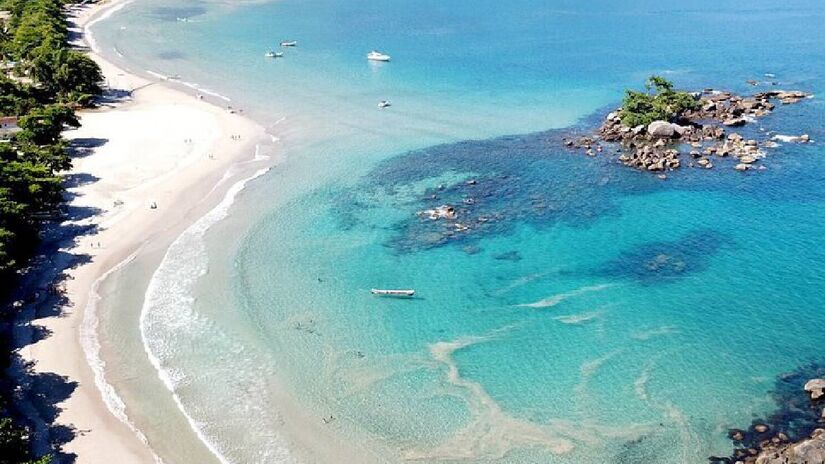 Praia de Castelhanos é conhecida por sua areia clara e fina, que contrasta belamente com o azul do mar.