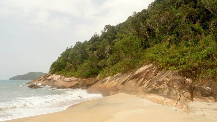 Com uma área menor que o comum, a praia costuma ser tranquila e está raramente lotada. Portanto, é o destino ideal para quem deseja relaxar e fugir da agitação do cotidiano. Para quem gosta de caminhar, o local com áreas fofas permite um trajeto diferente do comum - (Divulgação/Secretaria Municipal e Turismo)