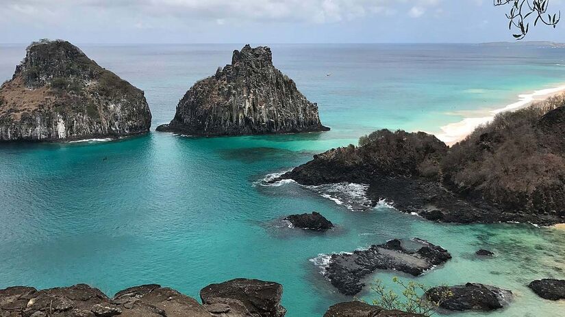 Baía dos Porcos, em Fernando de Noronha - Foto: Tiago Scharfy / Wikimedia Commons