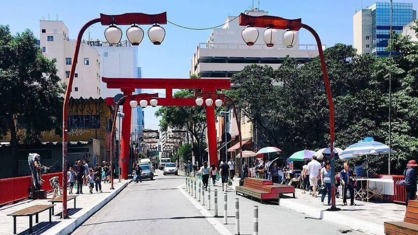 Decoração dos postes de iluminação têm características japonesas. / Foto: Reprodução/Instagram