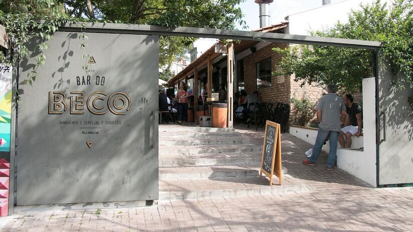 O Bar do Beco abriu suas portas na viela do Beco do Batman, na Vila Madalena. Com um ambiente ao ar livre, o bar conta com um quintal cercado por árvores frutíferas e paredes decoradas com grafites. / Foto: Instagram/@bardobeco