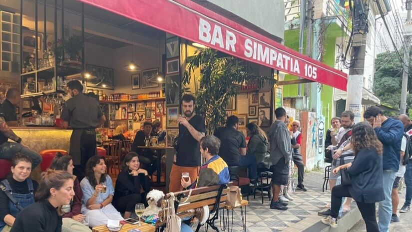 O Bar e Restaurante São Cristóvão é um reduto de torcedores fanáticos por futebol e admiradores do esporte. Além dos jogos, o bar exibe cerca de 3 mil imagens e objetos relacionados ao futebol. / Foto: Divulgação/Facebook