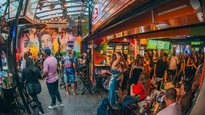 O Boteco Todos os Santos é o lugar ideal para quem deseja uma noite animada com amigos. Com uma programação musical variada ao longo da semana, o bar oferece uma mistura de gêneros como pagode, samba, sertanejo, eletrônico, funk e pop. Foto: Instagram/@botecotos
