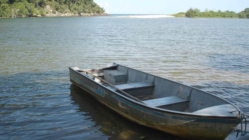 A praia do Puruba fica no norte de Ubatuba. A entrada está localizada na altura do km 24 da Rodovia Rio-Santos. O acesso principal é pela vila, um pequeno trecho asfaltado e o restante de terra. Alguns barquinhos cedidos pela própria prefeitura do município ajudam os visitantes a atravessarem os rios Quirim e Puruba para chegar à praia. O valor é de R$ 5. (Divulgação/Secretaria Municipal e Turismo)