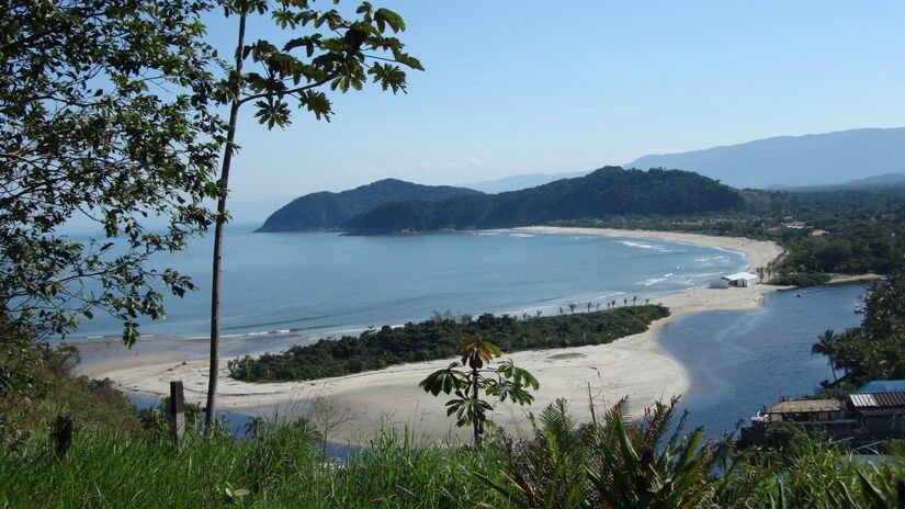 A Barra do Una, em São Sebastião, destaca-se por características únicas que a diferenciam de outras praias da região. O encontro do mar com o Rio Una, em uma área navegável, atrai muitas embarcações, sendo um local popular para passeios de lancha, barco e jetski. / Foto: Wikimedia Commons