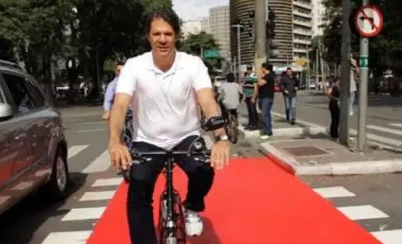 Em 2013, primeiro ano de mandato do petista, Haddad se reuniu com cicloativistas na sede da Prefeitura e anunciou a liberação de mais verbas para construção de ciclovias e ciclofaixas na capital paulista, além de um plano de comunicação para promover a segurança de ciclistas - (Foto: Divulgação)