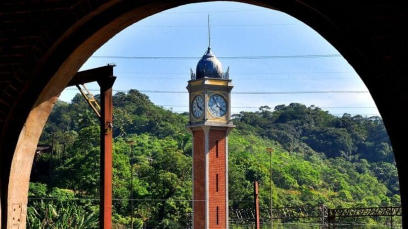 A torre do relógio, inspirada no Big Ben da Inglaterra, é observada a partir de uma ponte que liga dois trechos de Paranapiacaba. / (Foto: Prefeitura de Santo André/Divulgação)