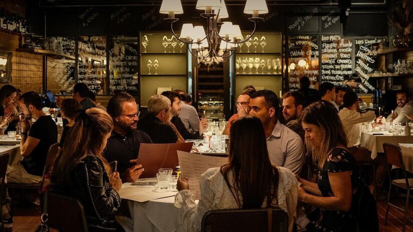 O Bistrot du Quartier é aconchegante e lembra os bistrôs parisienses, com sofás de veludo vermelho e toalhas de linho branco. O local serve pratos como a tradicional sopa de cebola, escargots com manteiga aromática, e o salmão com creme de azedinha.  Foto: Divulgação