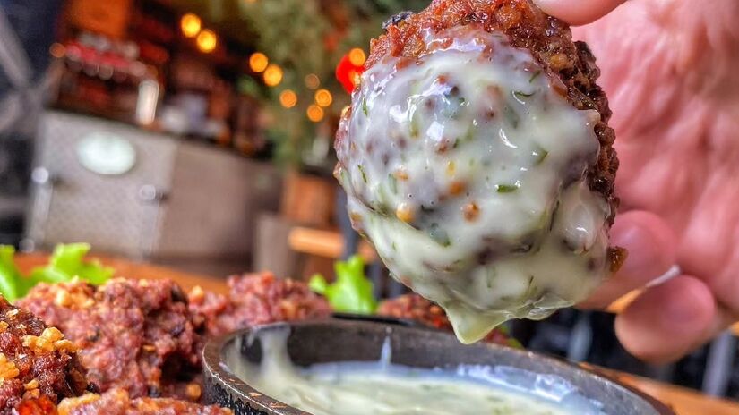 Bolinho de carne é um dos clássicos oferecidos pelo boteco
Foto: Reprodução/Facebook