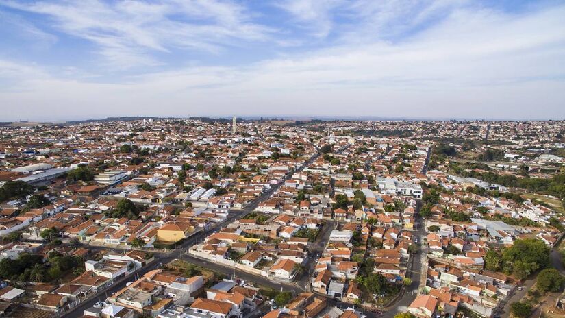 Botucatu tem uma infraestrutura urbana bem desenvolvida, com bons serviços de saúde, incluindo hospitais e clínicas de qualidade.