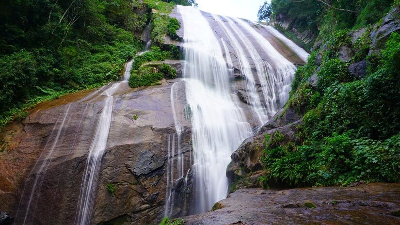 A Cachoeira do Gato é uma das mais imponentes de Ilhabela, com uma queda d'água de cerca de 70 metros de altura. Foto: Blog Elas mundo afora.
