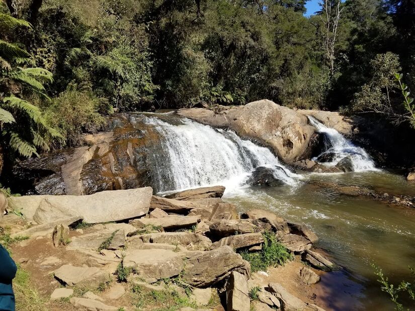 Para fugir do barulho e de atrações mais agitadas, uma boa opção para relaxar e aproveitar a cidade é visitar a Cachoeira Véu de Noiva. De quebra, as pessoas ainda se conectam mais com a flora e fauna da região e podem fazer uma trilha ao redor. De fácil acesso, o local pode ser encontrado indo de carro, van ou a cavalo. Também há uma loja para "lembrancinhas" além de opção de almoço próximo da cachoeira - (Foto: Valmir Pestana/Google Reviews)