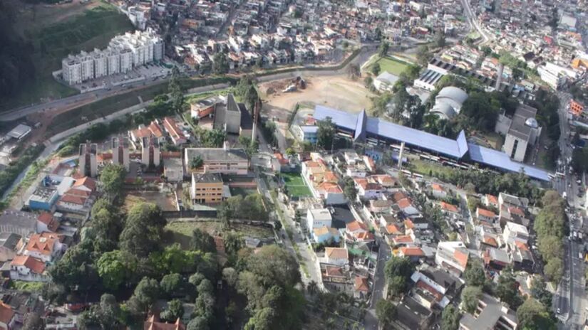 Também na Zona Sul de São Paulo, o Campo Limpo compartilha características de segurança com o Capão Redondo. Com muitos shoppings, estações de metrô e um comércio ativo, o bairro parece seguro em um primeiro momento. Porém, em 2014, o bairro também liderou o ranking de roubos junto com a região de Capão Redondo e Jardim Herculano, com 4.639 ocorrências registadas nos últimos 12 meses. / Foto: Site/Subprefeitura Campo Limpo/SP