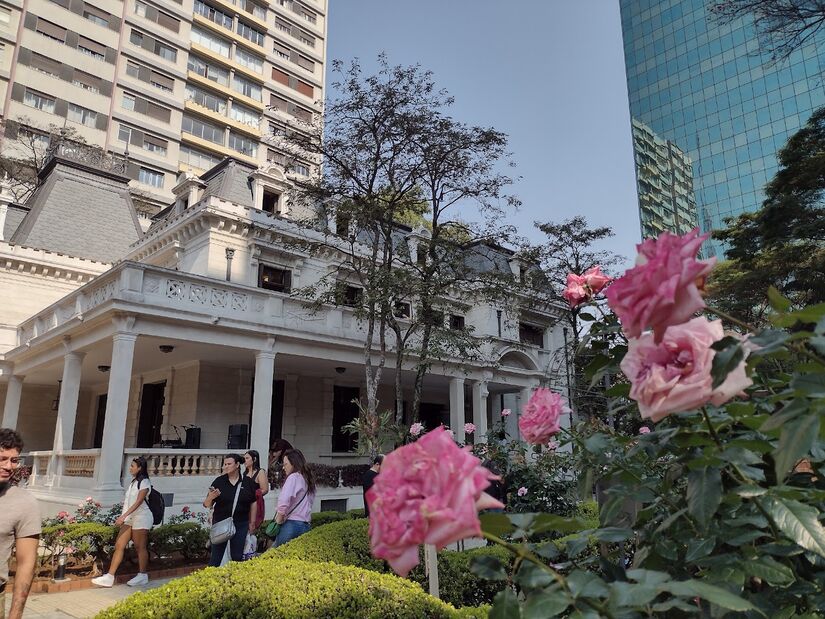 A Casa das Rosas é um casarão no clássico e antigo estilo francês. É dedicado a diversas manifestações culturais, com enfoque em literatura e poesia, na cidade de São Paulo - (Angela Silva/Google Reviews)