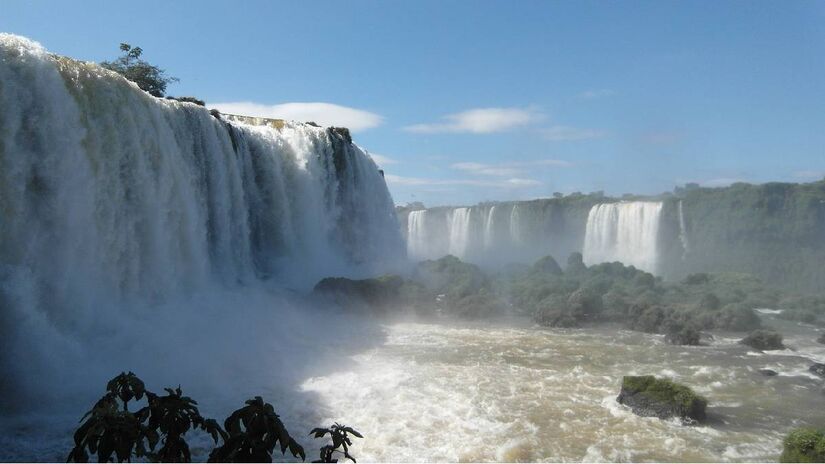 Com 275 quedas d'água estendendo-se por cerca de 2,7 quilômetros ao longo do Rio Iguaçu, as cataratas tem sua altura comparável ao dobro das Cataratas do Niágara. Cataratas do Iguaçu. Foto:Werner Sidler/Pixabay