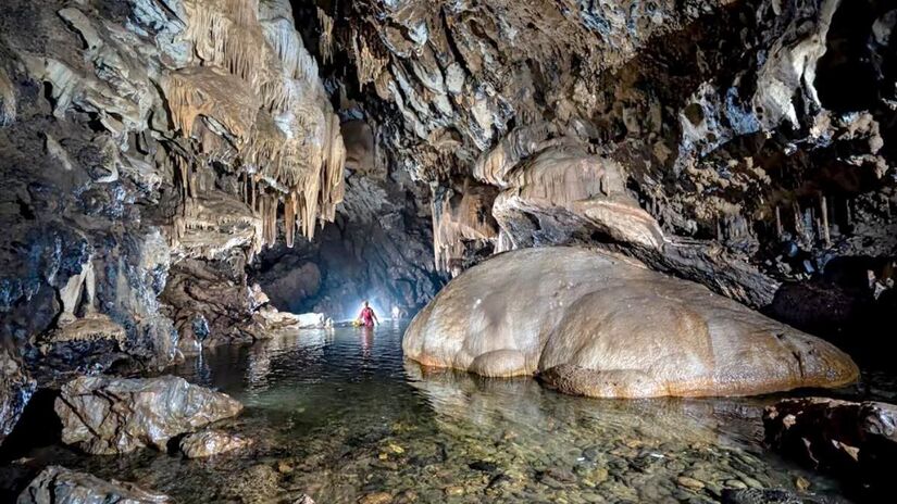 Também conhecida como a Gruta da Tapagem, é a maior caverna do estado de São Paulo. Com seis mil metros de extensão, apenas 600 metros estão disponíveis para que os visitantes possam inspecionar. O local conta com viagem com um guia, que te levará para conhecer as profundezas em uma aventura que te levará quase que ao centro da Terra - (Divulgação/Caverna do Diabo Aventura)