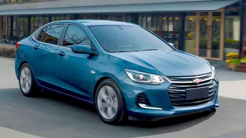 Fechando o top-5 dos carros mais vendidos no Brasil está o Chevrolet Onix Plus. O sedã compacto levava o nome de Prisma até 2019, mudou para Joy Plus, até receber o atual nome em dezembro de 2021. De acordo com o ranking levantado pela Fenabrave, o sedã atingiu mais de 769 mil unidades vendidas no Brasil, sendo também o sedã mais vendido no geral - (Divulgação/Chevrolet)