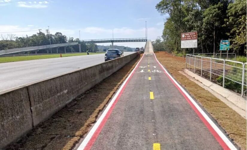 Uma polêmica que se aflorou em 2014 em São Paulo foi a do uso exclusivo para ciclistas de faixas em ruas paulistanas. Porém, a medida não foi muito bem recebida por motoristas, que seguiram utilizando a faixa, algo que era proibido - (Foto: Divulgação/Ecovias)