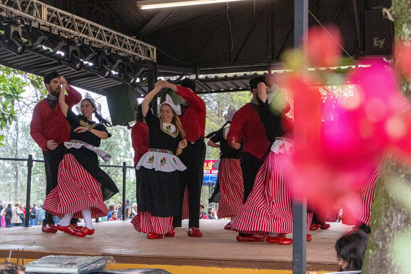 Além da oportunidade perfeita para apreciar a beleza natural das flores e plantas, a festa proporciona um mergulho na cultura com cerca de 250 apresentações típicas de dança e música - (Divulgação)