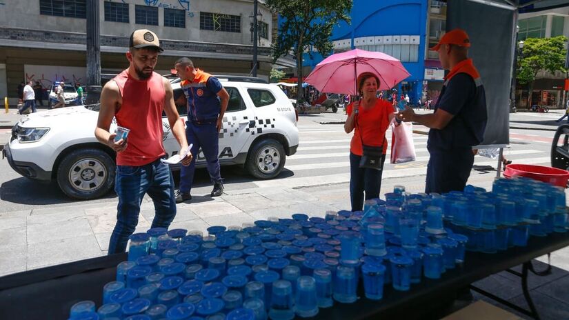 Operaçao Altas temperaturas na praça da Republica feita em dezembro de 2023. Distribuição de fruta e água para população. Foto: Paulo Pinto/Agência Brasil