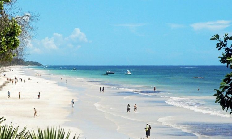 Diani Beach, no Quênia, foi  eleita duas vezes a melhor praia de todo o continente africano. Os mais de 10 km de praia com água de cor azul turquesa, fazem desta praia um lugar perfeito para se visitar (Divulgação)