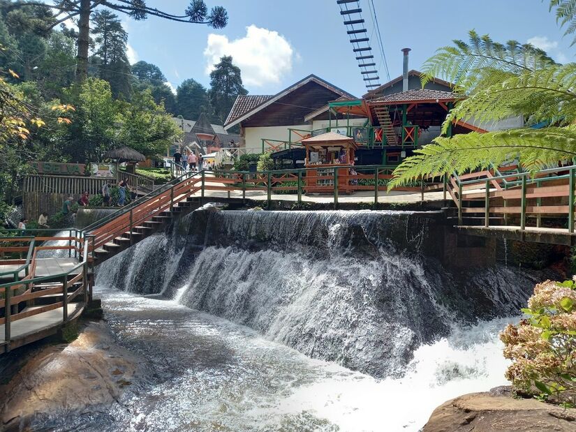 Um destino perfeito para aproveitar um dia em Campos do Jorão é a Ducha de Prata. Uma das atrações mais conhecidas do local, o lugar tem águas cristalinas e acesso seguro por meio de plataformas de madeira que contornam as quedas d'água - (Foto: Shuang Huang/Google Reviews)