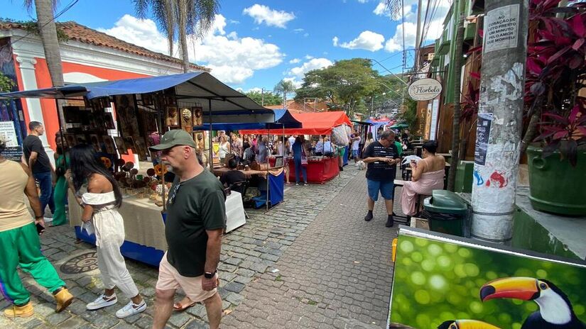 A tradicional feira de artesanato que acontece todos os sábados e domingos pelas ruas do centro histórico