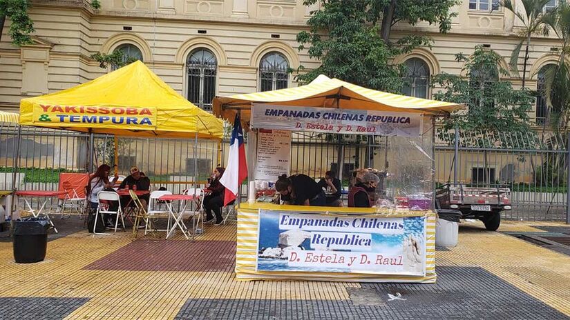 Na feira da Praça da República um dos quiosques mais lotados é o de empanadas chilenas. Aberto por D. Raul e D. Estela (já falecida), ele está na praça, aos domingos- Foto: Reprodução Facebook Empandas Chilenas República