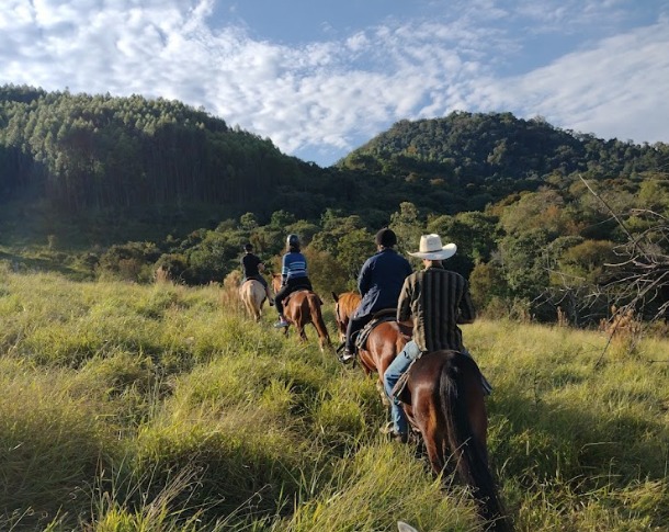 Para os viajantes menos aventureiros e amantes de cavalos, a cidade oferece cavalgadas em roteiros exclusivos e desbravando trilhas e caminhos bucólicos com a Encantos da Natureza Cavalgadas - (Foto: Divulgação)