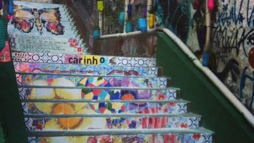 Escadaria do Patápio é decorada com azulejos coloridos e são um dos pontos de interesse popular do bairro. / Foto: Reprodução Facebook Microrroteeiros da cidade