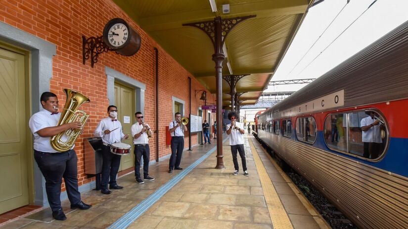 Banda Musical Vivace Itinerante Tarantella Napolitana recepciona passageiros da CPTM na estação de Jundiaí. / (Foto: Divulgação/Prefeitura de Jundiaí)