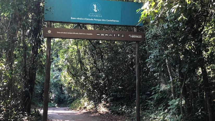 A estrada fica dentro do Parque Estadual de Ilhabela, área protegida, tem aprox. 20km no total, 800m de altitude que são percorridos em 45min. Foto: Blog Elas mundo afora