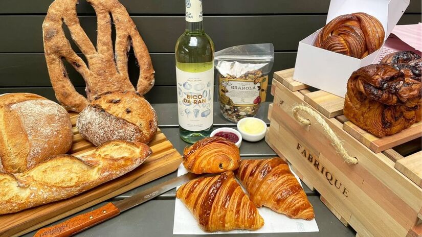 Com foco em pães artesanais de fermentação natural, a Fabrique oferece clássicos da panificação francesa, como croissants, pain au chocolat, e baguettes. Foto: Divulgação